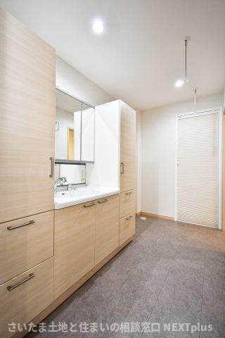 蓮田市閏戸　中古戸建の独立洗面台|三面鏡付き洗面台は朝の寝癖直しも楽々。鏡裏には歯ブラシセットやスキンケアも収納できて魅力的です！下の収納にもドライヤーや入浴グッズ、洗剤のストックなど…様々なものが収納できる便利な設備です！