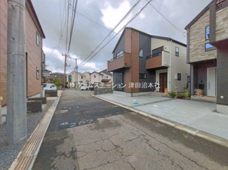 【前面道路含む現地写真】