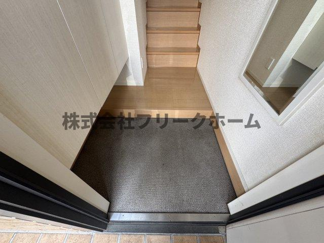 小金井市東町３丁目のアパートの玄関