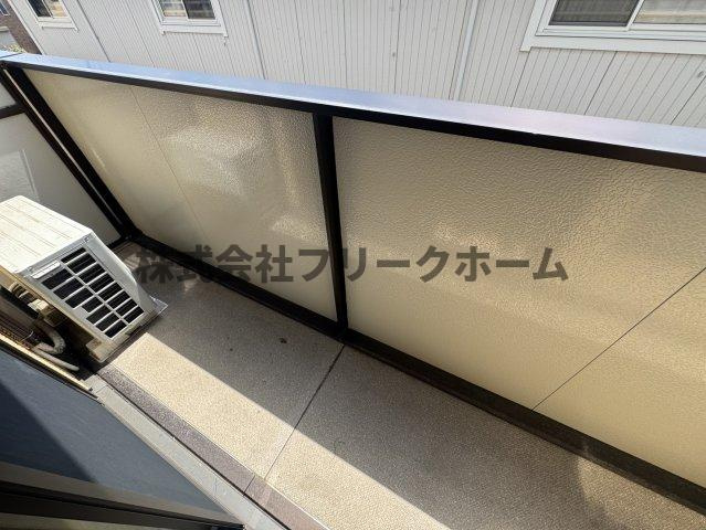 小金井市東町３丁目のアパートのバルコニー