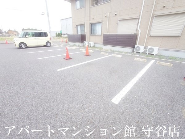 シャルメ・ドミールＡの駐車場
