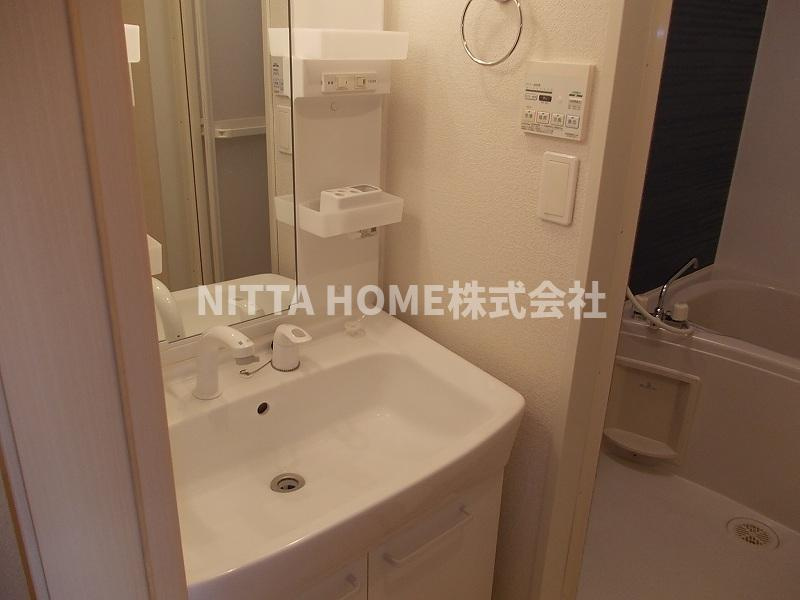 豊岡市九日市上町のアパートの洗面所|シャワー付きの洗面台朝の準備も楽々です★