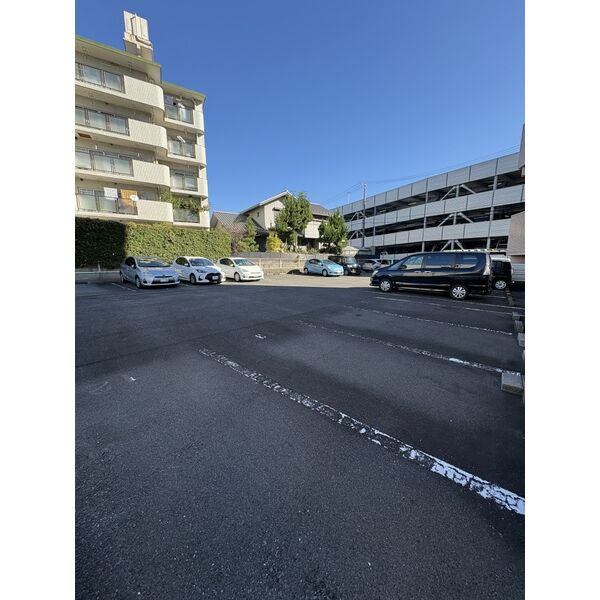 シャインビルの駐車場