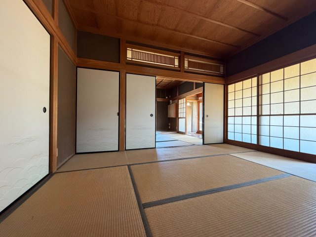 五條市二見４丁目　中古戸建の和室|襖を開ければ空間が広がり、来客時やくつろぎスペースとしても活躍します♪