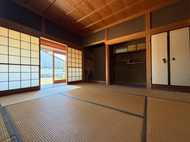 五條市二見４丁目　中古戸建の和室|障子から差し込む光が心地よい空間♪