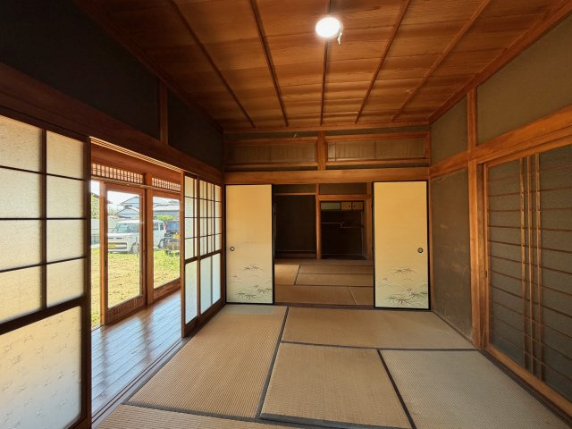 五條市二見４丁目　中古戸建の和室|襖を開ければ空間が広がり、来客時やくつろぎスペースとしても活躍します♪