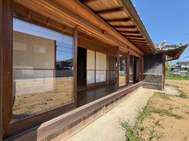五條市二見４丁目　中古戸建の外観|縁側に座ってお庭を眺めるだけで忙しい毎日が少し優しくなりそうですね♪