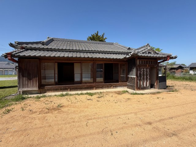 五條市二見４丁目　中古戸建の外観|広大な敷地を活かした増築や、大型ガレージの設置、本格的な家庭菜園など、多彩なプランに対応可能