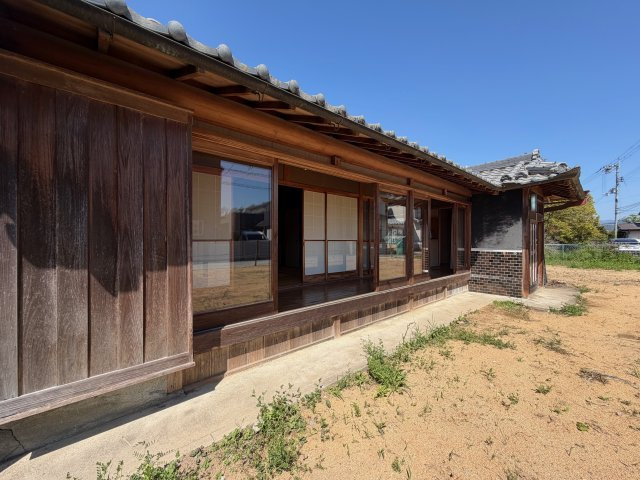 五條市二見４丁目　中古戸建の外観|国道24号線にも近く、車での移動や通勤・通学にも便利な環境