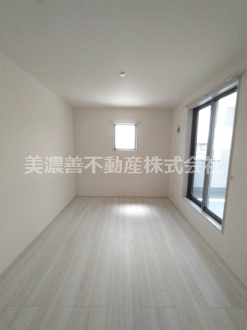 ６６８９１　岐阜市西川手新築戸建の洋室