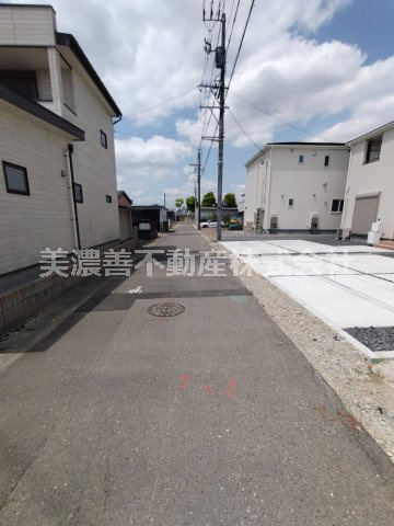 ６６８９１　岐阜市西川手新築戸建の前面道路含む現地写真