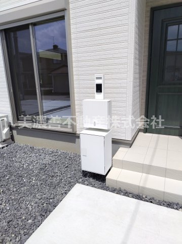 ６６８９１　岐阜市西川手新築戸建の玄関|宅配ボックスあり