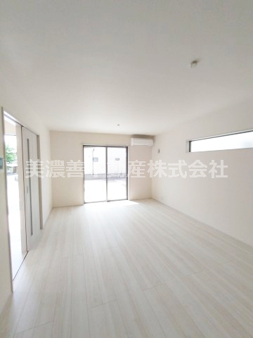 ６６８９１　岐阜市西川手新築戸建の居間・リビング
