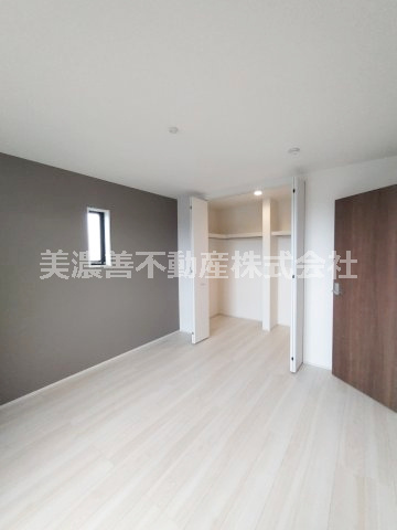 ６６８９２　岐阜市西川手新築戸建の洋室