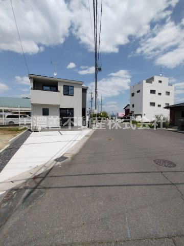 ６６８９２　岐阜市西川手新築戸建の前面道路含む現地写真