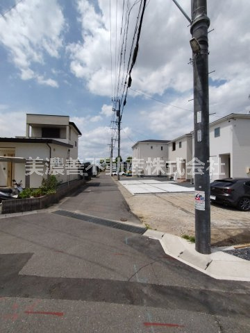 ６６８９２　岐阜市西川手新築戸建の前面道路含む現地写真