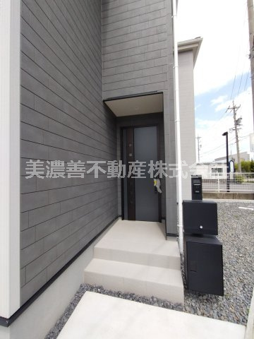 ６６８９２　岐阜市西川手新築戸建の玄関