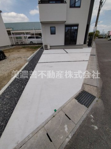 ６６８９２　岐阜市西川手新築戸建の駐車場