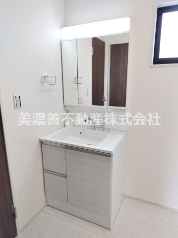 ６６８９２　岐阜市西川手新築戸建の独立洗面台