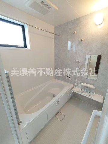 ６６８９２　岐阜市西川手新築戸建の浴室