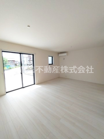 ６６８９２　岐阜市西川手新築戸建の居間・リビング