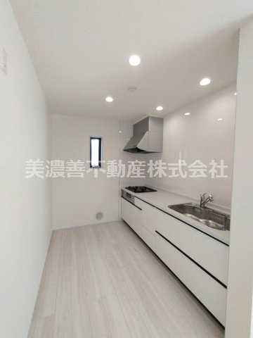 ６６８９２　岐阜市西川手新築戸建のキッチン