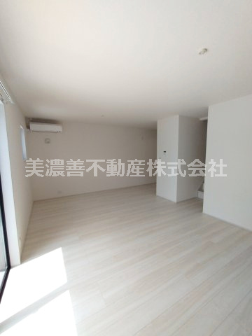 ６６８９２　岐阜市西川手新築戸建の居間・リビング