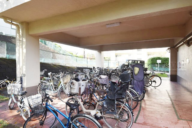 【駐輪場】 | 若木住宅2号棟 | 自転車置き場。マンションの共用部にあたります。空きの有無や駐輪料金、各戸の台数制限などについては、改めてお問い合わせください。～即日のご見学可能～　お問合せはお気軽にどうぞ。
