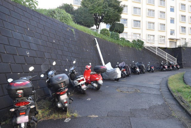 【駐車場】 | 若木住宅2号棟 | バイク置き場。空き区画の有無や駐輪料金、サイズおよび排気量規定などについては、改めてお問い合わせください。～即日のご見学可能～　お問合せはお気軽にどうぞ。

