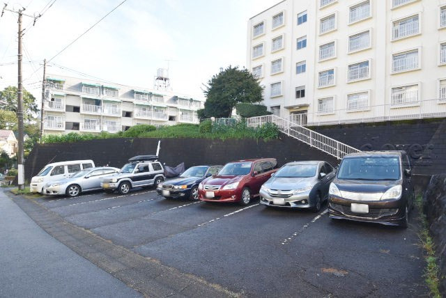 【駐車場】 | 若木住宅2号棟 | マンションの駐車場スペース。空きの有無や駐車料金、サイズ規定などについては、改めてお問い合わせください。～即日のご見学可能～　お問合せはお気軽にどうぞ。

