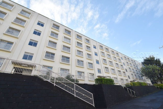 【外観】 | 若木住宅2号棟 | 手入れの行き届いた外壁やエントランスなど、「見ればわかる」レベルで清潔感を保ったマンションです。築年数を感じさせない姿で皆様をお出迎えします。～即日のご見学可能～　お問合せはお気軽にどうぞ。
