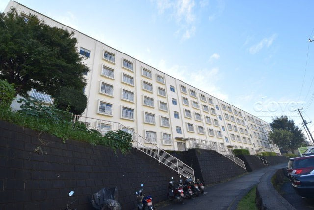 【現況写真】 | 若木住宅2号棟 | 外観と前面道路の様子。～即日のご見学可能～　お問合せはお気軽にどうぞ。