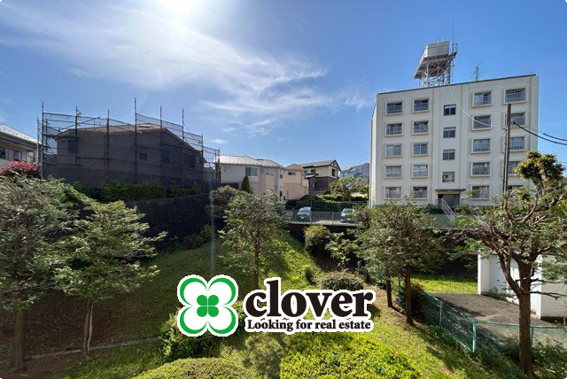 【展望】 | 若木住宅2号棟 | 眼前に広がる空の雄大さと、このお部屋の自慢の一つである「眺望」をご覧ください。毎日、この景色を独り占めできる新生活に夢が広がります。～即日のご見学可能～　お問合せはお気軽にどうぞ。
