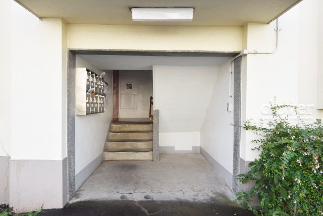 【エントランス】 | 若木住宅2号棟 | お客様を、そして住人を出迎えてくれるマンションのエントランス。ゴミが落ちていないことからも、管理状態の良さや住民の節度の高さが見て取れます。～即日のご見学可能～　お問合せはお気軽にどうぞ。