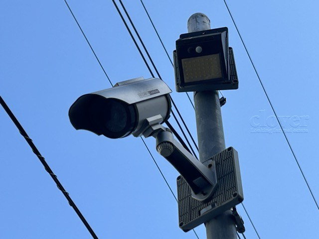 【防犯設備】 | 若木住宅2号棟 | 建物や敷地の隅々に目を光らせる防犯カメラが設置されています。現地を見学される際には、カメラの存在やその台数にも意識を払ってみてください。～即日のご見学可能～　お問合せはお気軽にどうぞ。