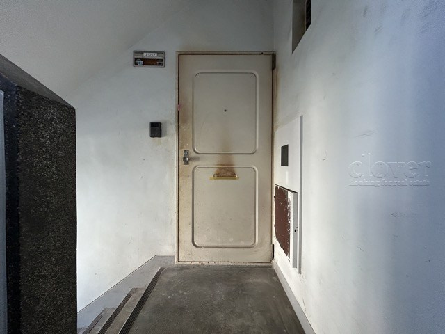 【その他共用部分】 | 若木住宅2号棟 | レトロ感を感じさせる玄関ドア。中古物件の場合、ドア自体は交換できませんが、お部屋の購入後、カギの交換は推奨しております。～即日のご見学可能～　お問合せはお気軽にどうぞ。