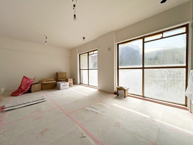 【居間・リビング】 | 若木住宅2号棟 | リビングダイニング　※工事中　～即日のご見学可能～　お問合せはお気軽にどうぞ。