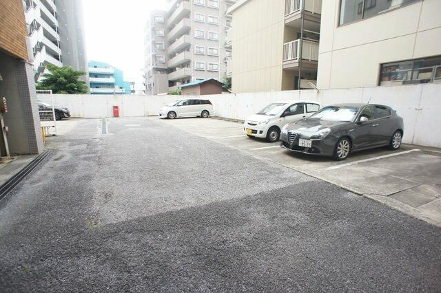 リビエール本郷の駐車場