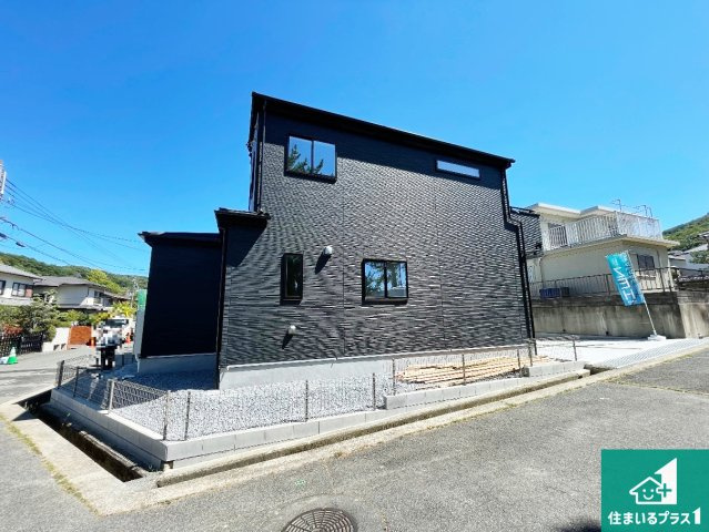 神戸市北区東有野台　新築一戸建ての前面道路含む現地写真|周辺は閑静な住宅街！前面道路広々で車の出し入れも便利です。駐車が苦手な方でも安心して車庫入れできます！