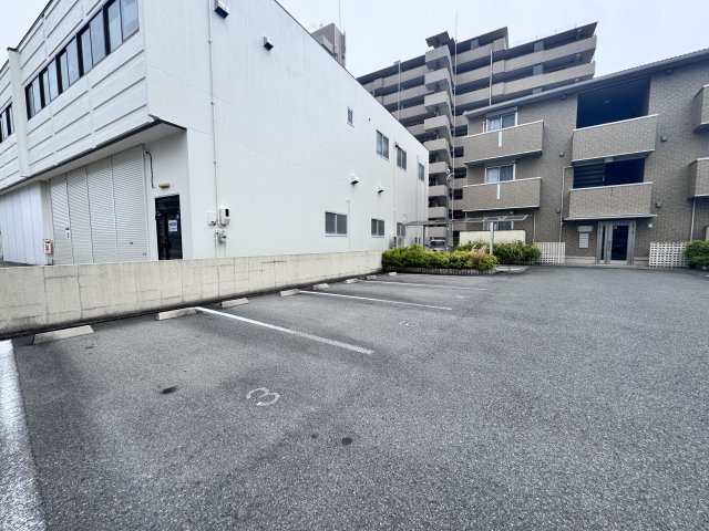 サン・ドマーニの駐車場