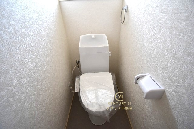 那珂市平野　1603-55のトイレ|トイレは温水洗浄便座に交換しました。少ない水でもしっかりと洗浄する節水型です。シンプルなデザインでお手入れも簡単です。