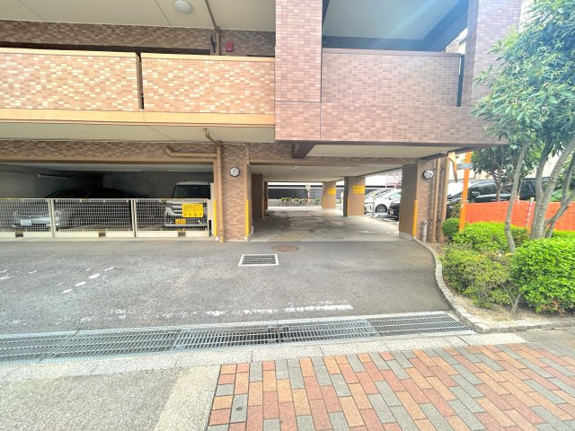 ナイスアーバン大島の駐輪場|1住戸に1台、駐車場を借りる権利がございます。月額料金も４,５００円と非常にリーズナブルです。