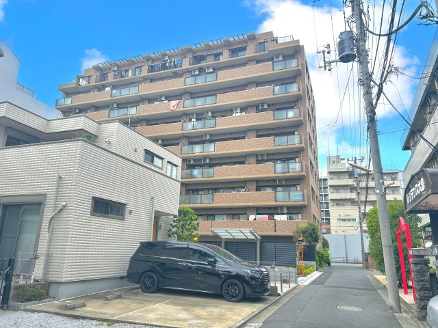 ナイスアーバン大島の外観|時代の移ろいを重ね、大切に住み継がれてきたマンション。安らぎに満ちた生活空間を予感させてくれます。