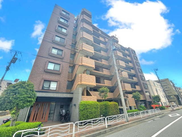 ナイスアーバン大島の外観|大切なご家族が集まるＬＤＫはこだわりたいですね！休日はおひさまの光をたっぷりと取りこめるリビングでゆったりと過ごしませんか？子供たちが元気に笑いながら走り回っている姿が目に浮かぶ空間です。