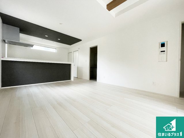 神戸市北区東有野台　新築一戸建ての居間・リビング|シンプルなリビングは、観葉植物等のインテリアを楽しめますね！パパ好みにも、ママ好みにも家具次第で雰囲気を変えることができます！