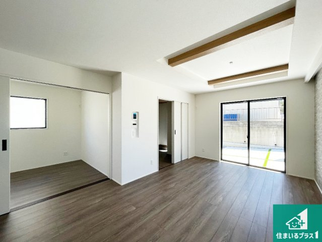 ■神戸市北区東有野台　新築一戸建ての居間・リビング|日当たり良好の明るいリビングで朝の目覚めもスッキリできそう！対面キッチンでご家族のコミュニケーションも自然と増える設計！小さなお子様が遊ぶスペースを作っても広々とくつろげるLDK！
