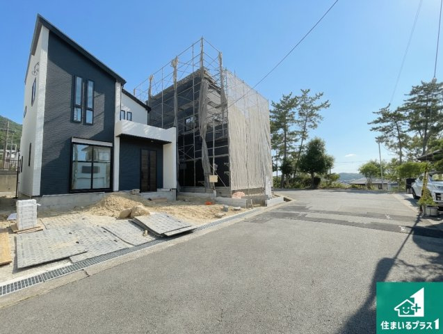 ■神戸市北区東有野台　新築一戸建ての前面道路含む現地写真|周辺は閑静な住宅街！前面道路広々で車の出し入れも便利です。駐車が苦手な方でも安心して車庫入れできます！