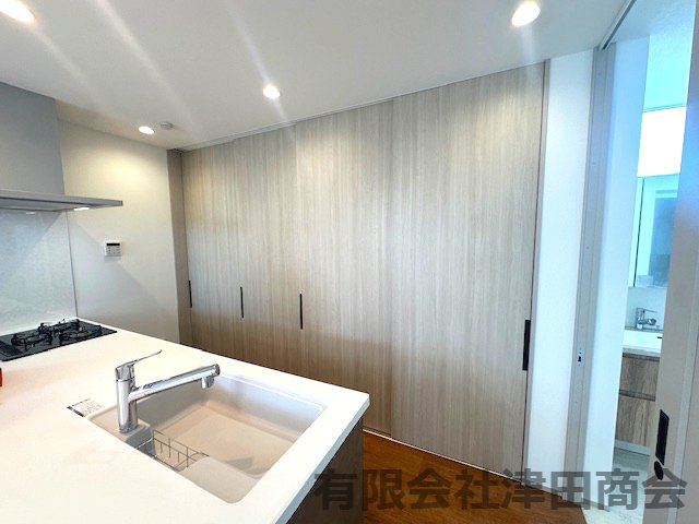 テラコッタ溢れる優しい暮らし　～神奈川区六角橋新築戸建て～の収納|パントリーの扉を閉めたらスッキリしますね