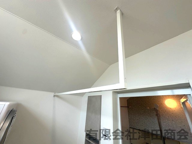 テラコッタ溢れる優しい暮らし　～神奈川区六角橋新築戸建て～のその他|乾燥機の前にはハンガーパイプ付でお洗濯も楽ですね