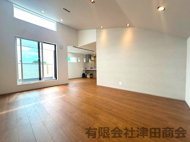 テラコッタ溢れる優しい暮らし　～神奈川区六角橋新築戸建て～の居間・リビング